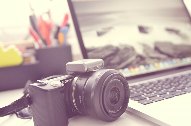 ホームページにスタッフの写真を掲載する場合の法的リスクと対処法