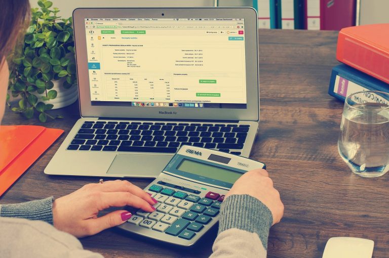 ホームページに料金を掲載している場合は「税込表示」が義務付けられます